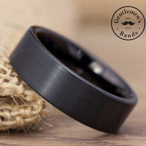 Zwart geborstelde herentrouwring, zwarte herentrouwring, heren pijp gesneden zwarte ring, hardmetalen band, verlovingsring, jubileumring