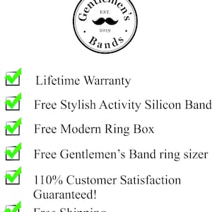 Op de afbeelding: Een cirkelvormig logo met de tekst "Gentlemen's Bands" en een snorafbeelding. Onder het logo staan vinkjes naast de tekst "Levenslange garantie", "Gratis stijlvolle activiteit siliconen band", "Gratis moderne ringdoos" en "Gratis Gentlemen's Band ringmaatmeter".