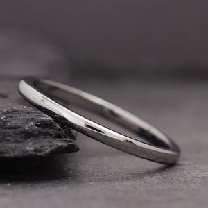以下が含まれることがあります： シンプルな磨かれたシルバーのバンドリング