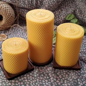 Vela grande de cera de abelha de 7,6 cm feita com folhas de cera de abelha enroladas à mão e pavios de algodão, com 7,6 cm de diâmetro. Orgânica! Não tóxica! Ecológica! Presente ecológico!