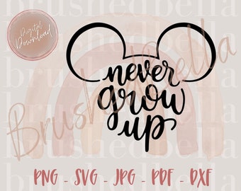 Może przedstawiać: Czarno-biały projekt graficzny przedstawiający parę uszu Myszki Miki z tekstem "never grow up" wewnątrz uszu.