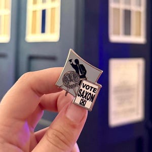 The Master Hard Emaille Pin | Doctor Who inspiriert Revers Abzeichen, Whovian Geschenk, Dr Who Emaille Pins, Vote Saxon, Zeit und Raum Pins, Dr Who Geschenk