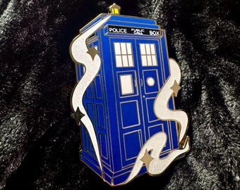 Épingle en émail dur Police Box | Badge inspiré de Doctor Who, cadeau Whovian, épingles en émail Dr Who, accessoires de cosplay, Temps et espace, TARDIS