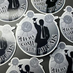 ハロルド・サクソン光沢ステッカー | ドクター・フー、フービアン、フービアン デカール、ドクター・フー ステッカー、ドクター・フー アート、マスター ステッカー、英国首相