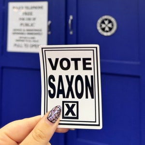 VOTE SAXON 光沢ステッカー | ドクター・フー、フービアン ギフト、フービアン デカール、ドクター・フー ステッカー、ドクター・フー アート、マスター ステッカー、英国首相