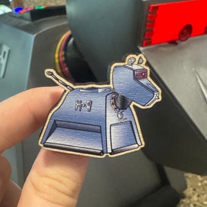 K-9 Hund Holz Pin | Doctor Who Inspiriert Revers Abzeichen, Whovian Geschenk, Dr Who Holz Pins, Cosplay Zubehör, Zeit und Raum, Sci-Fi Monster