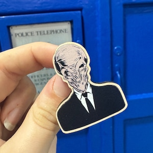 Stille Holz Pin | Doctor Who Inspiriert Revers Abzeichen, Whovian Geschenk, Dr Who Holz Pins, Cosplay Zubehör, Zeit und Raum, Sci Fi Brosche