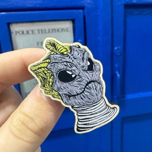 Silurische Holznadel | Doctor Who Inspiriert Revers Abzeichen, Whovian Geschenk, Dr Who Holz Pins, Cosplay Zubehör, Zeit und Raum, Sci-Fi Monster