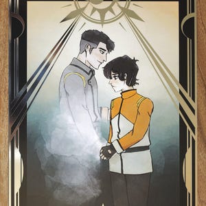 Peut inclure: Une illustration encadr&eacute;e en noir et or de deux hommes debout ensemble. L'homme &agrave; gauche porte un uniforme gris avec des accents dor&eacute;s. L'homme &agrave; droite porte un uniforme blanc et orange. L'arri&egrave;re-plan est un lavis doux de bleu et de gris, semblable &agrave; une aquarelle.