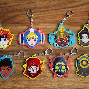 Puede incluir: Ocho llaveros coloridos con personajes del videojuego Apex Legends. Los llaveros están hechos de acrílico y presentan diferentes personajes, incluyendo Bloodhound, Lifeline, Mirage, Octane, Pathfinder, Wattson y Wraith.