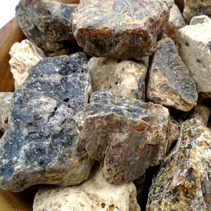 Resina de incienso de copal negro de Indonesia, damar negro: dulce, potente, natural.