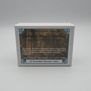 Puede incluir: Una caja blanca con una etiqueta azul y dorada que dice "Nectar Cloud Intense Sandal Nagarmotha Ayurvedic Herbal Formula". La etiqueta tambi&eacute;n enumera los ingredientes y afirma que el producto es 100% natural, hecho a mano en Oreg&oacute;n, EE. UU., y contiene 20 conos de incienso de primera calidad.
