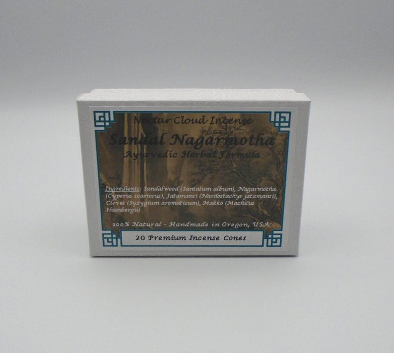 Puede incluir: Una caja blanca con una etiqueta azul y dorada que dice "Nectar Cloud Intense Sandal Nagarmotha Ayurvedic Herbal Formula". La etiqueta tambi&eacute;n enumera los ingredientes y afirma que el producto es 100% natural, hecho a mano en Oreg&oacute;n, EE. UU., y contiene 20 conos de incienso de primera calidad.