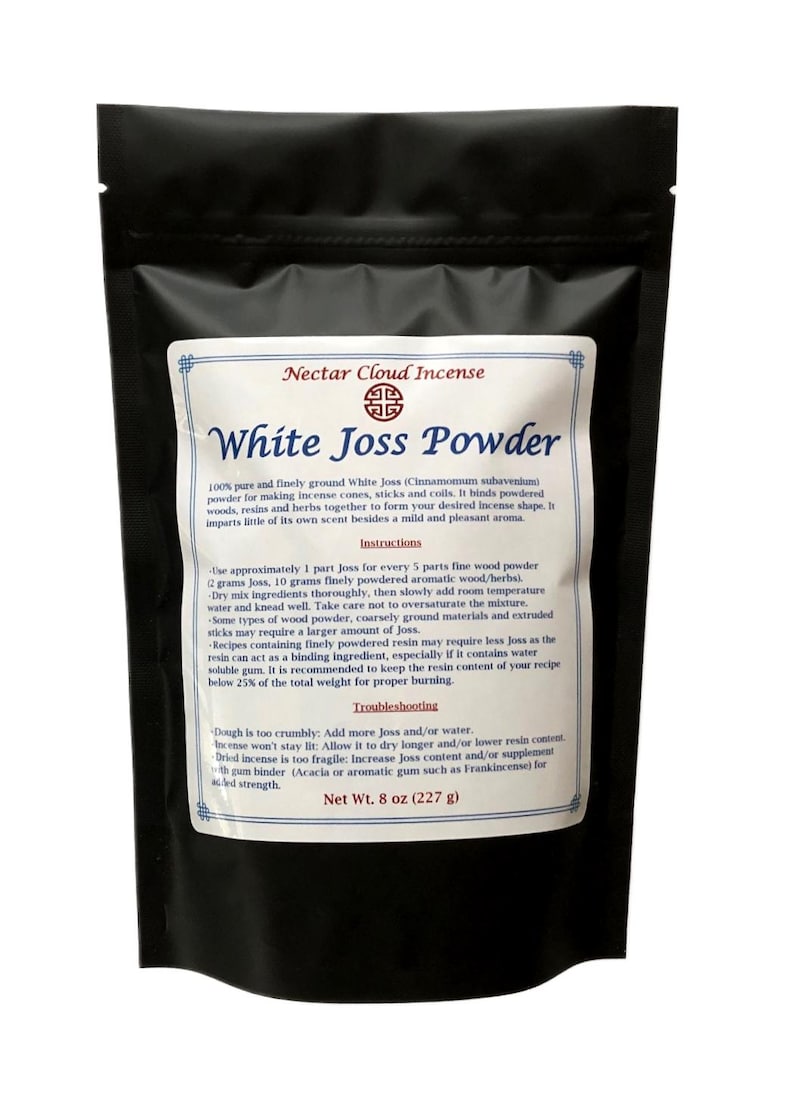 K&ouml;nnte beinhalten: Ein schwarzer wiederverschlie&szlig;barer Beutel mit einem wei&szlig;en Etikett, auf dem "Nectar Cloud Incense White Joss Powder" steht. Das Etikett enth&auml;lt Anweisungen zur Verwendung des Pulvers zur Herstellung von R&auml;ucherkegeln, -st&auml;bchen und -spiralen. Der Beutel enth&auml;lt 8 Unzen (227 Gramm) wei&szlig;es Joss-Pulver.
