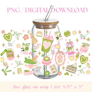Puede incluir: Un vaso transparente con forma de lata, tapa de bambú y pajita de cristal, con un diseño de ilustraciones de matcha que incluye bebidas, pasteles, corazones y flores. El texto dice PNG / DIGITAL DOWNLOAD y 16oz glass can wrap 9.75" x 5".