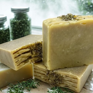 Mintwood Hollow - Jabón de menta, pino y pachulí - Barra refrescante de hierbas con hierbabuena - Jabón natural artesanal con brezo seco
