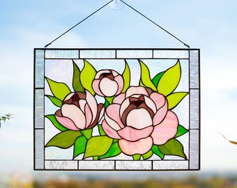 ピンクと紫の花々と青々とした葉が描かれた、エレガントな花柄ステンド