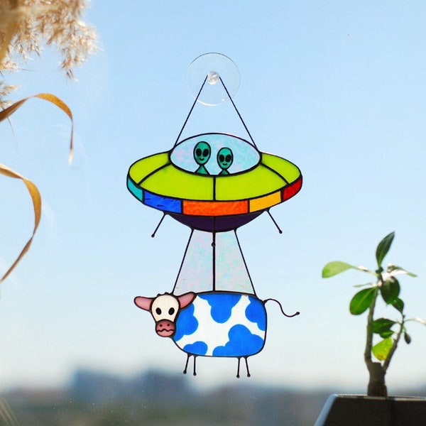 UFO koe glas-in-lood suncatcher grappig handgemaakt raamdecor. Glas-in-loodraamgordijnen voor ontvoering door buitenaardse wezens uniek cadeau voor sci-fi-fans