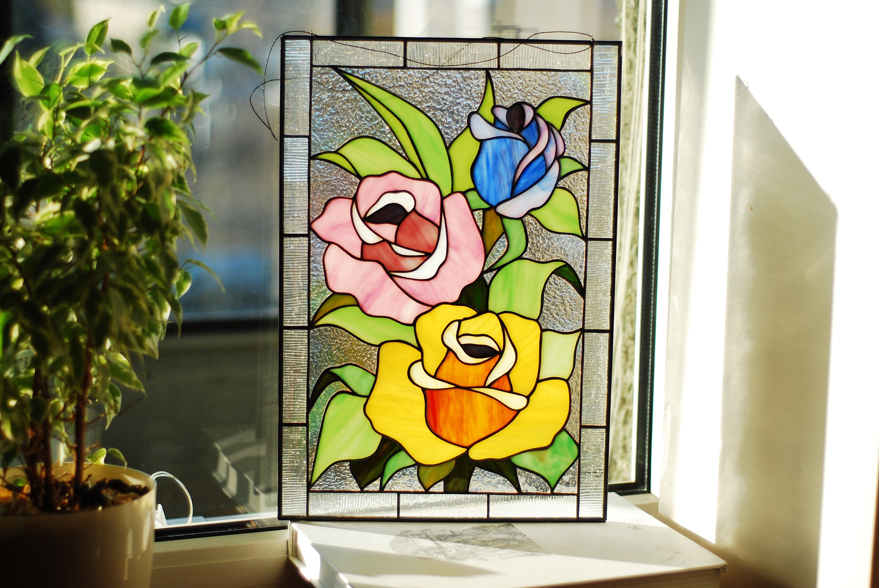 AMDERVEN Buntglas-Fensterbehang Sonnenfänger – Blaue Pflaumenblüten, Für Tür, Fenster, Deko