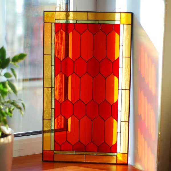 Geometrisch glas-in-loodpaneel: rood en goud, raamdecoratie 10 x 19 inch, handgemaakt cadeau, glaskunst