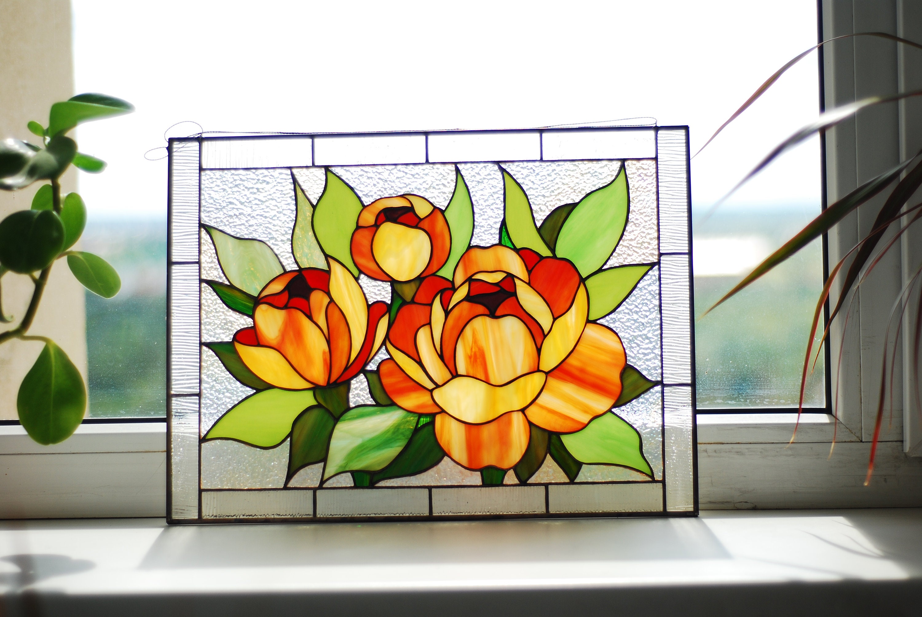 オレンジ色の牡丹のステンドグラスの窓吊り下げ、垂直の窓パネル