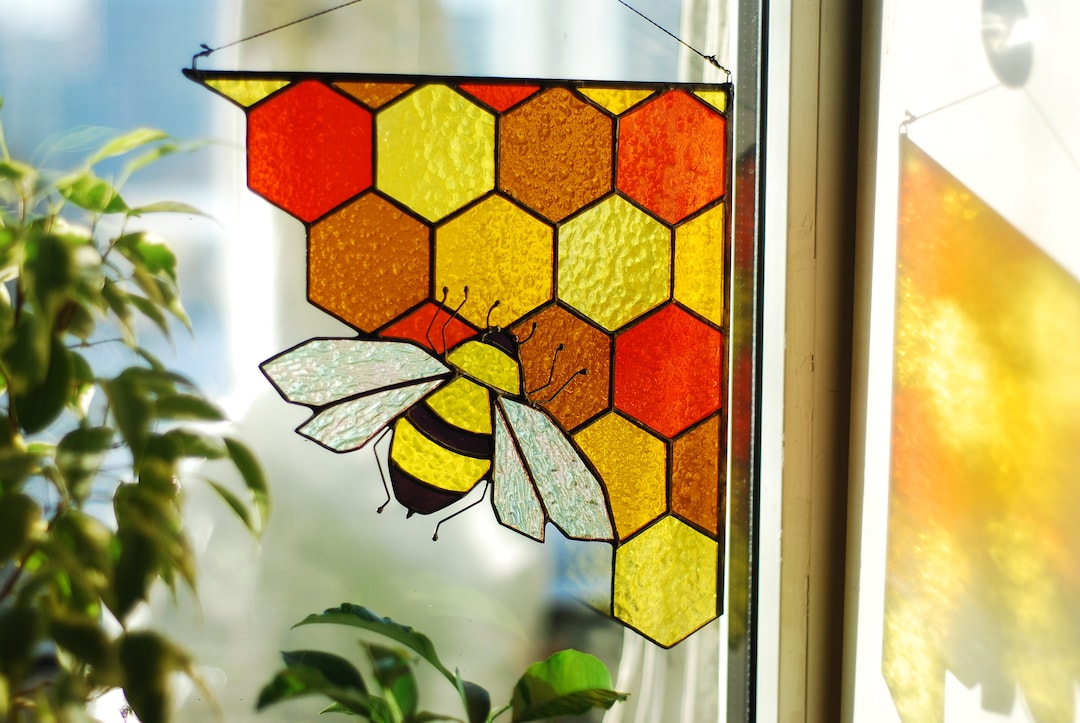 Abeille attrapesoleil en vitrail fenêtre d'angle en nid d'abeille — free download