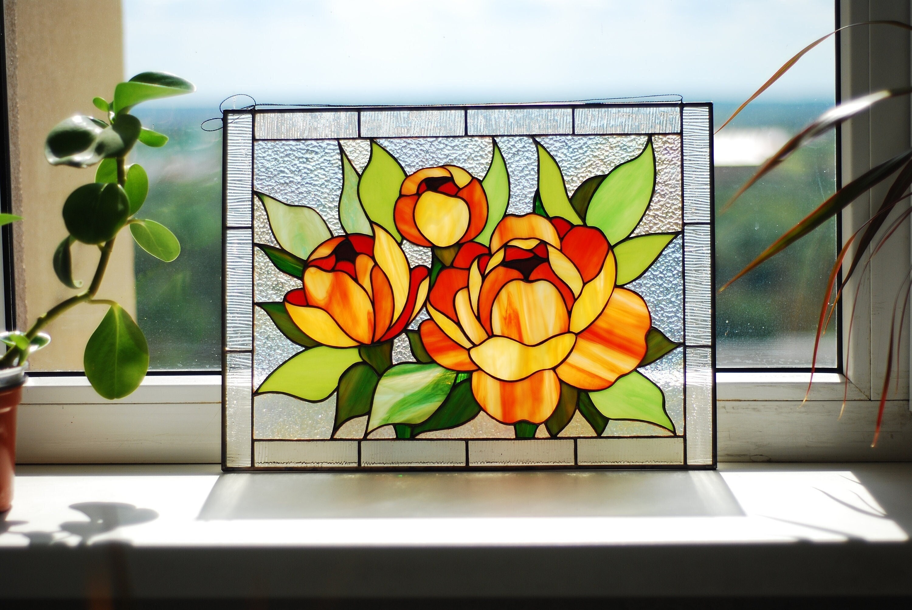 オレンジ色の牡丹のステンドグラスの窓吊り下げ、垂直の窓パネル