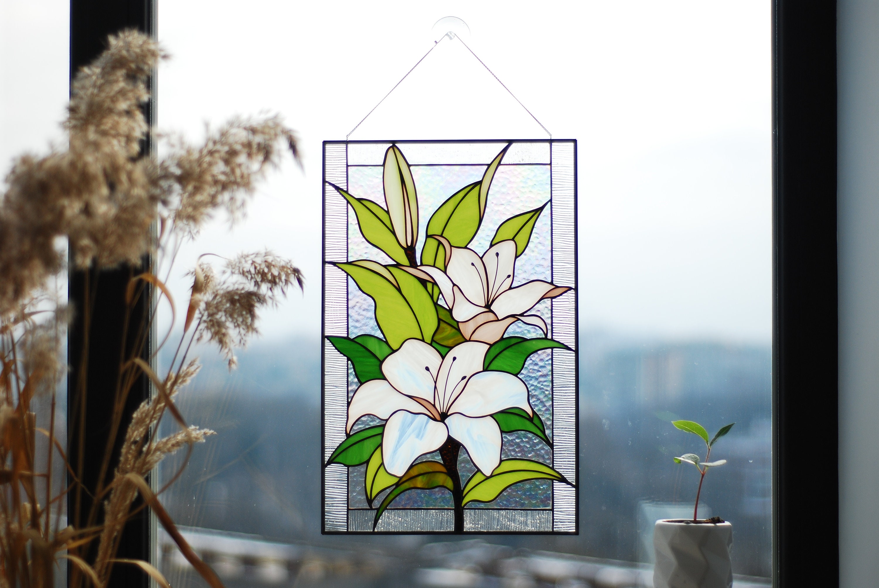 ステンドグラスの白いユリの花、大きなステンドグラス、ステンドグラス