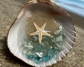 Seashell Magnet,Beach Scene with Starfish & Resin, Beach Person Gift