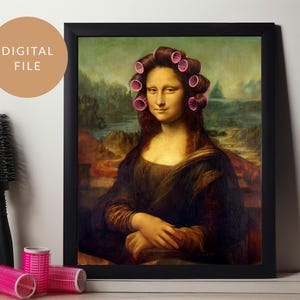 Puede incluir: Una impresión enmarcada de la Mona Lisa con rulos rosas. La impresión se muestra con un cepillo negro, rulos rosas y una botella marrón con una bomba. Las palabras "DIGITAL FILE" están en un círculo beige.