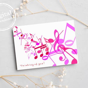 Pensando em Você – Notas Musicais Saltitantes em Gradiente Rosa Suave | Cartão de Aniversário e Recital | Download Digital para Impressão | Presente para Amantes de Piano