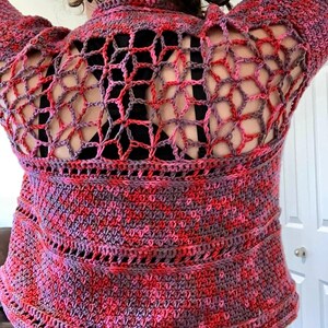 The Star Lace Cardigan: A crochet pattern for a fitted cropped summer cardigan with a pop of lace on the back. image 9