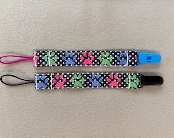 Attache-suce empreinte de pattes à pois