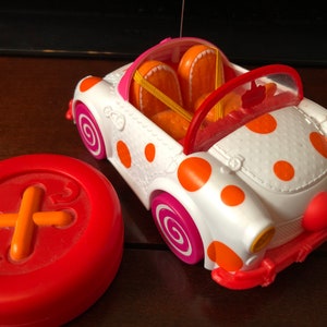 Rare MGA Entertainment UK Polly Pocket battery operated Remote Control Convertible Car