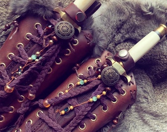 Dagger Bracer Pair (Tri-Button Set)