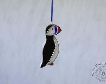 Adorno colgante/atrapasol de frailecillo de vidrieras hechas a mano, ideal para decorar el hogar. Perfecto como regalo o decoración.