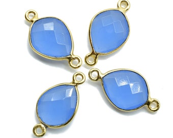 Puede incluir: Cuatro conectores de piedra preciosa azul claro con detalles en metal dorado. Cada conector tiene dos bucles para sujetar a las joyas.