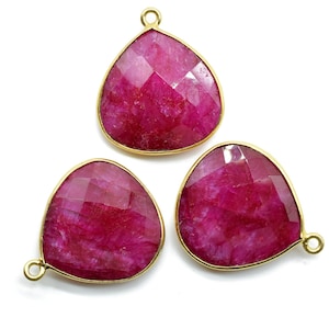 Peut inclure: Trois pendentifs en pierre précieuse rose avec des montures dorées. Les pierres précieuses sont facettées et ont une forme de larme.