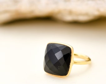 Anillo de ónix negro, joyería de ónix negro, anillo bohemio, anillo de piedras preciosas, anillo chapado en oro, anillo de cojín, anillo de promesa, anillos de moda negros, anillo ajustable