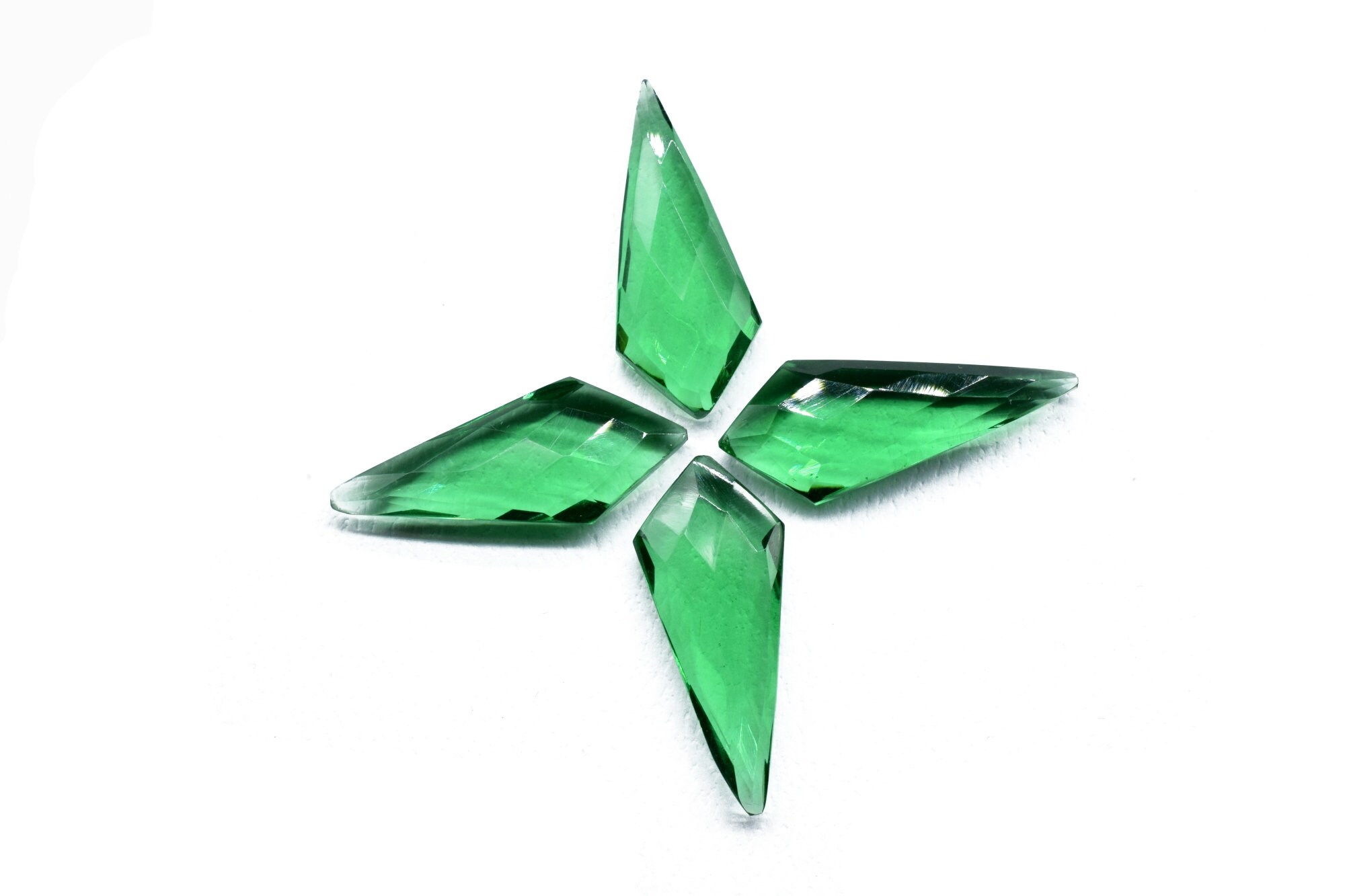 Perles Briolette Apatite Verte Naturelle - Forme Poire Lisse - Longueur 8 Pouces - 72 Carats - Neuf