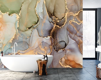 Könnte beinhalten: Eine freistehende weiße Badewanne vor einer Wand mit einem abstrakten Wandbild, das wirbelnde Muster in Salbeigrün, Anthrazit und Pfirsichtönen mit metallischen Goldadern zeigt. Ein Holzhocker steht neben der Badewanne.