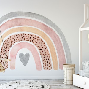 Dekoracja pokoju dziecięcego w delikatne, tęczowe kolory w stylu boho, naklejka samoprzylepna z motywem łuku w stonowanych kolorach, fototapeta graficzna bez uszkodzeń