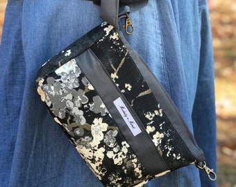 Gray Back & Beige Floral Wristlet Purse for Women, Casual Wristlet Clutch with Pockets, Crossbody Purse Strap, Everyday Floral Zippered Bag
