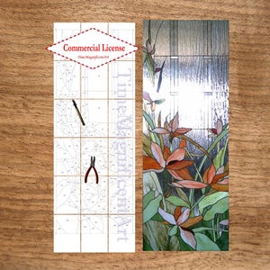 Peut inclure: Deux panneaux sur une surface en bois. Un panneau présente un motif de peinture par numéros avec un stylo et une pince. L'autre panneau est un motif de vitrail avec des fleurs orange et des feuilles vertes. Le texte "Commercial License" est visible.