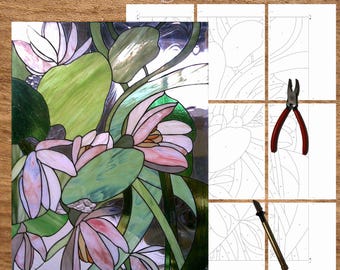 Könnte beinhalten: Ein Buntglasfenster mit rosa und weißen Lotusblüten und grünen Blättern. Neben dem Panel befinden sich ein Malen-nach-Zahlen-Muster und Werkzeuge. Der Text "TimeMagnificentArt" befindet sich oben.