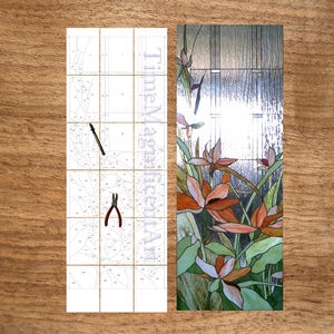 Peut inclure: Un kit de peinture par numéros avec un motif floral, comprenant une toile partiellement complétée avec des sections numérotées. L'image montre également un panneau de vitrail avec des fleurs orange et vertes. Le texte "TimeMagnificentArt" est visible.