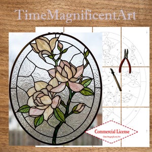 Może przedstawiać: Owalny witraż z różowymi i kremowymi kwiatami magnolii z zielonymi liśćmi i łodygami. Grafika zawiera tekst "TimeMagnificentArt" i etykietę "Commercial License". Widoczny jest również wzór i narzędzia.