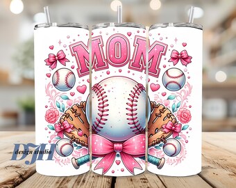 Puede incluir: Un vaso blanco con un diseño de béisbol rosa y blanco. El vaso tiene la palabra "MOM" en letras rosas con una pelota de béisbol rosa y blanca, un lazo rosa y corazones rosas.
