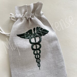 STAFF OF ASCLEPius Symbol bestickte Leinenkarten Wickeltasche, Altar Tarot Kartentuch, handgemachte Tarot Tasche, Liebe Tarot Legung,