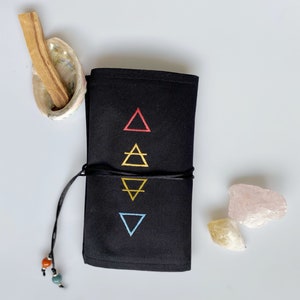 4つの要素のシンボル刺繍カードラップバッグ、防水生地。祭壇タロットカード布、手作りタロットポーチ、ラブタロットリーディング、